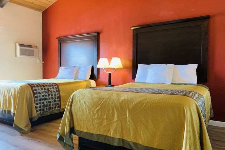 1 Queen Bed (4 of 23)