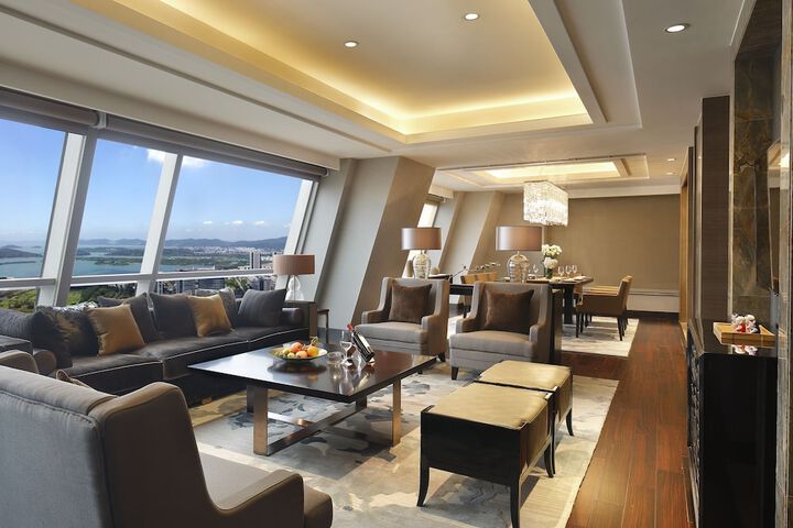 Room 4 of 92
