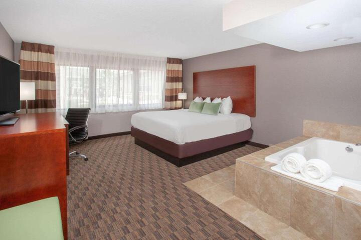 1 King Bed (10 of 24)