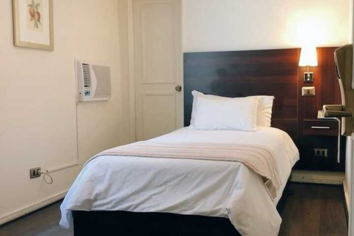 Room 9 of 28