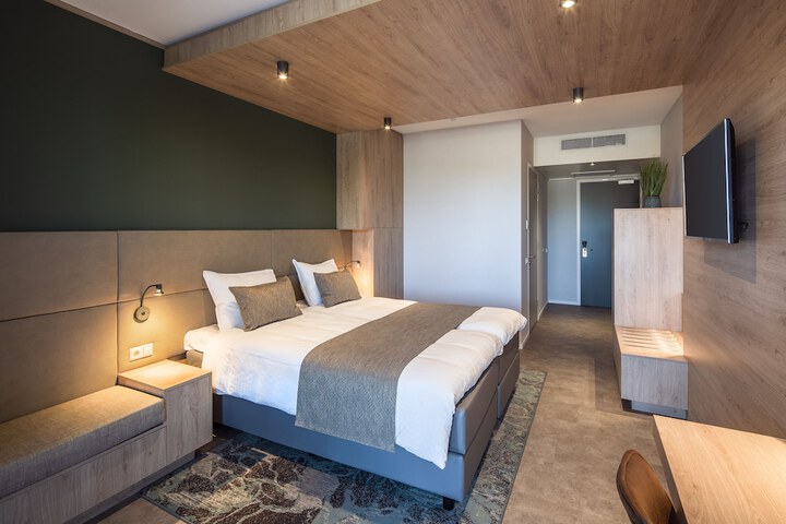 Room 2 of 41