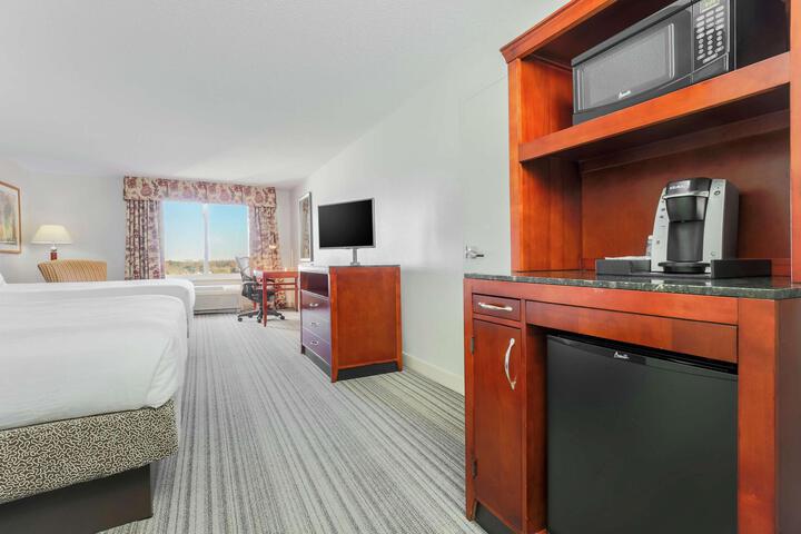 2 Queen Mobility Hearing Accessible with Bathtub (1 of 2)