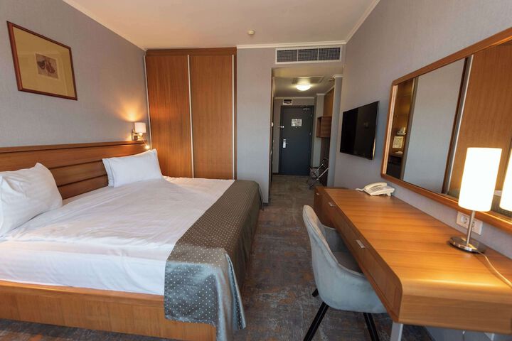 Room 12 of 82