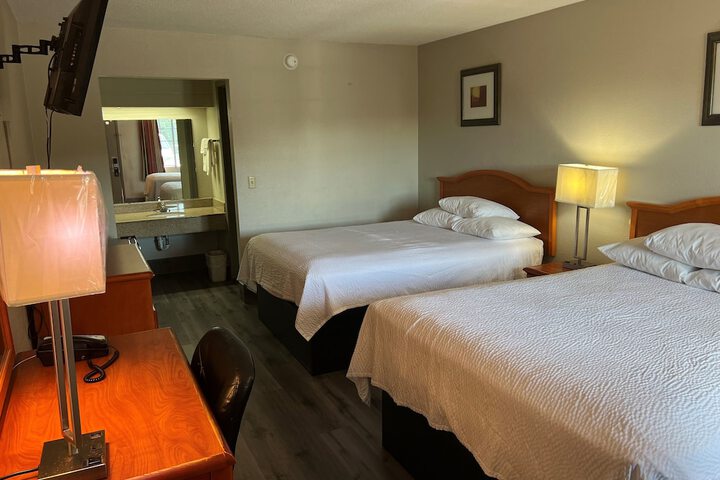 2 Double Beds (3 of 8)