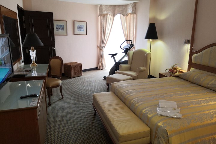 Room 8 of 40