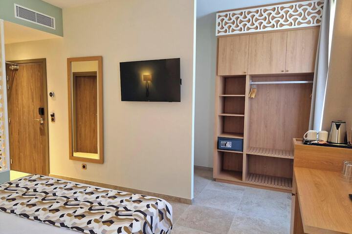 Room 32 of 103