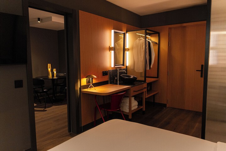 Room 48 of 77