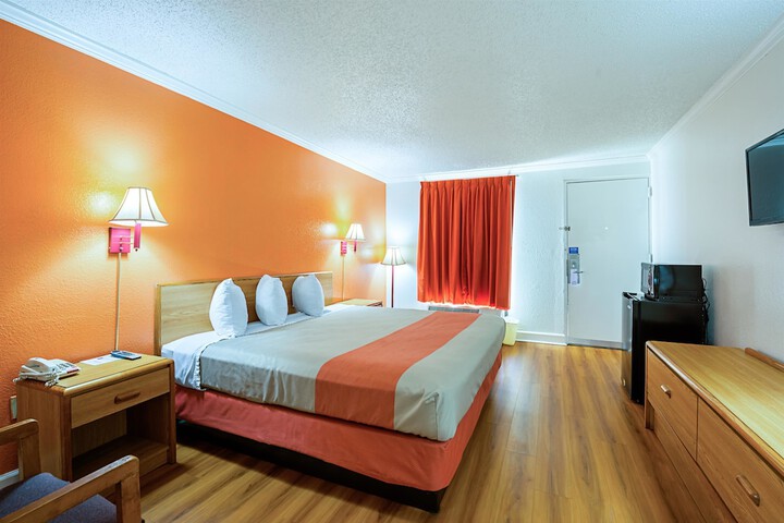 1 King Bed (3 of 14)