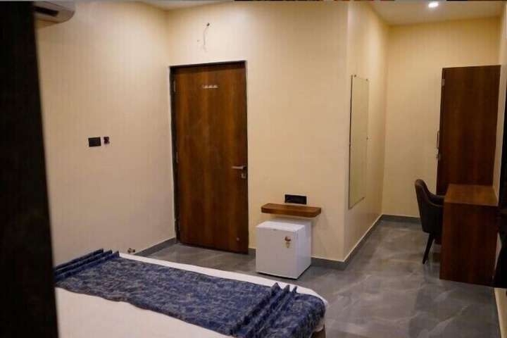Room 3 of 10