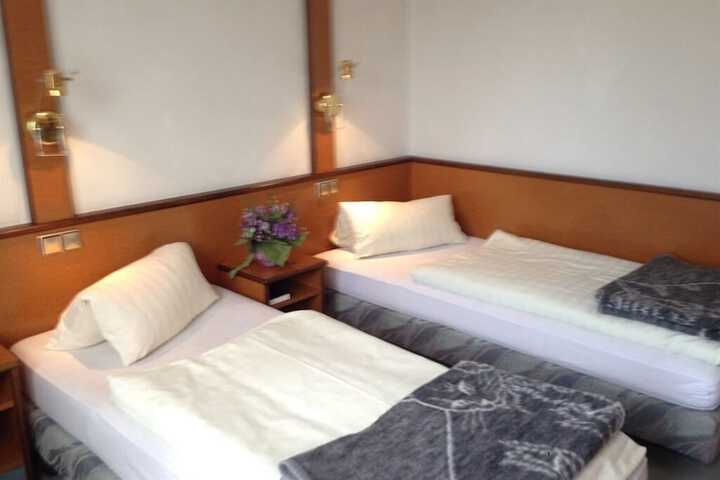 Room 4 of 16