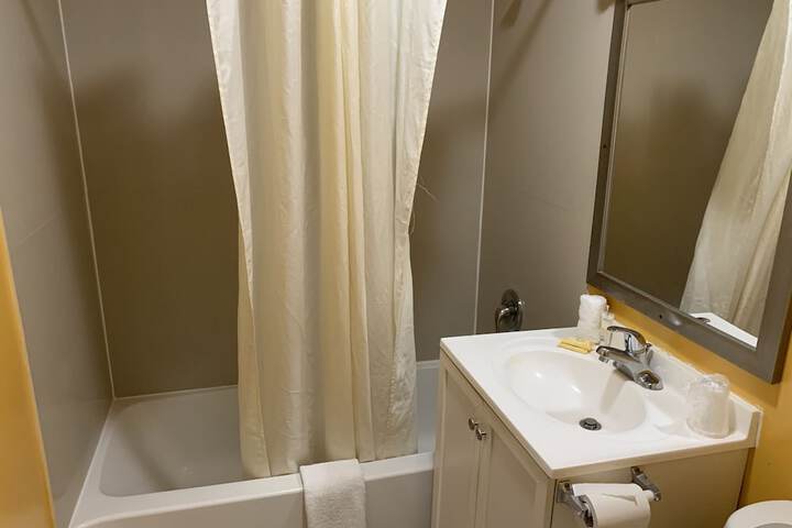 1 Queen Bed (7 of 16)