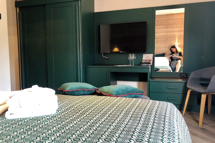 Room 27 of 104