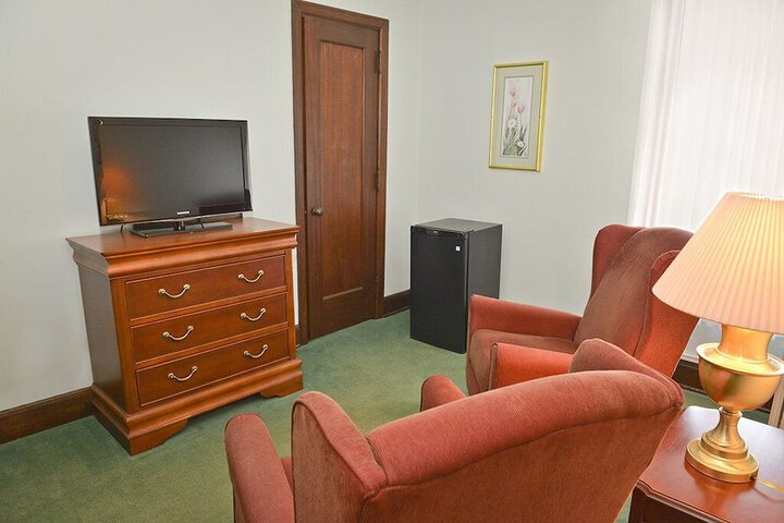 Lounge 38 of 43