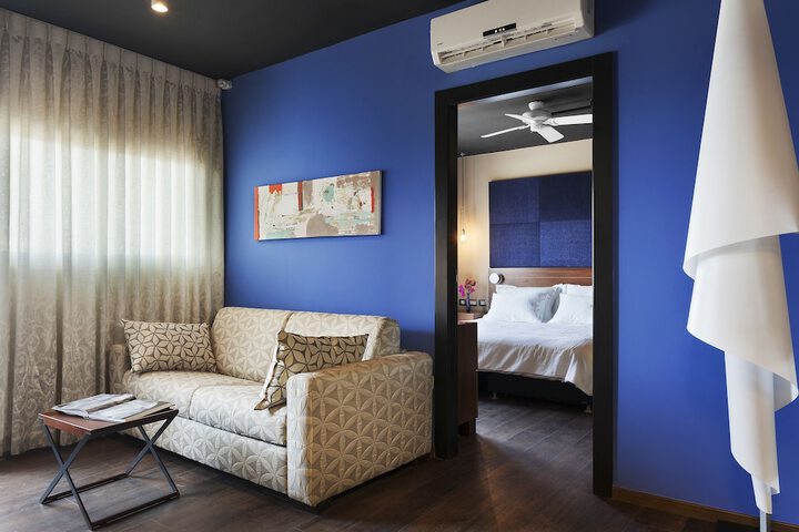 Room 4 of 65