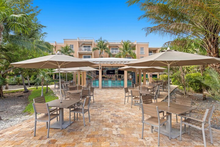 Poolside bar
