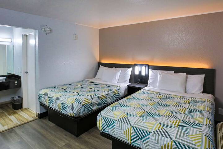 Double Accessible Queen Size Bed (3 of 5)