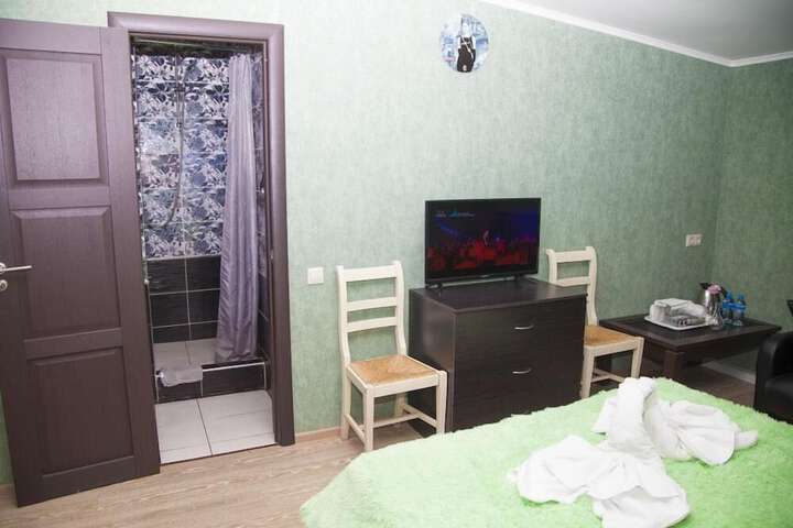 Room 8 of 28
