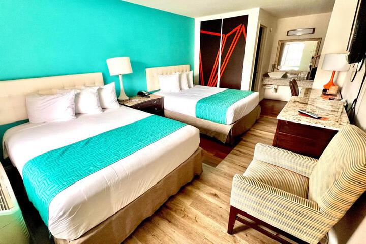 1 Queen Bed (12 of 13)