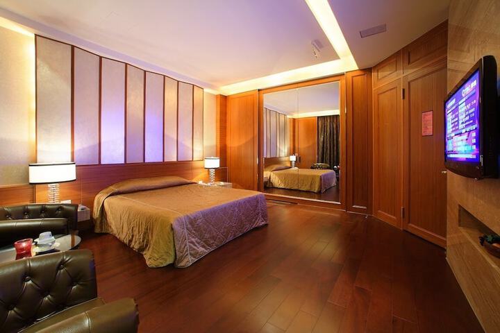 Room 6 of 33