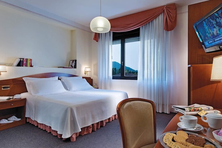 Room 8 of 68