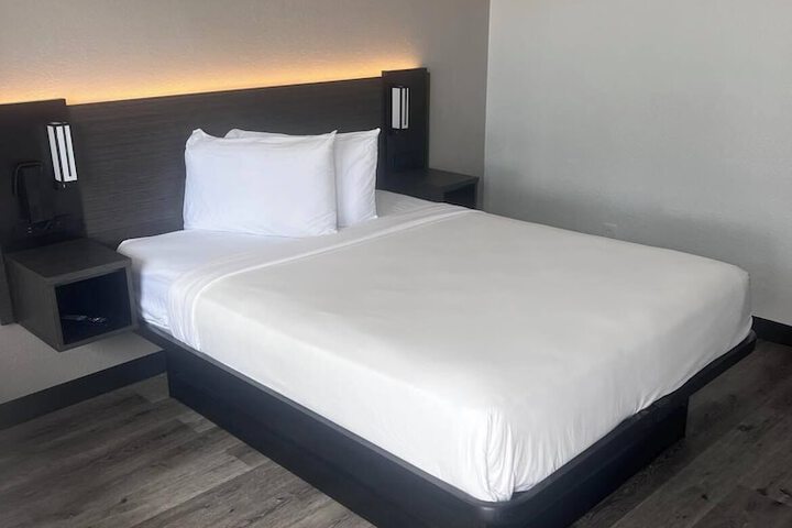1 Queen Bed (7 of 14)