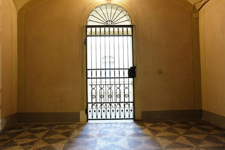 Room 8 of 12