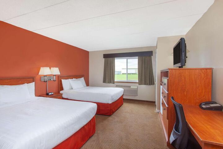 2 Queen Beds (2 of 6)