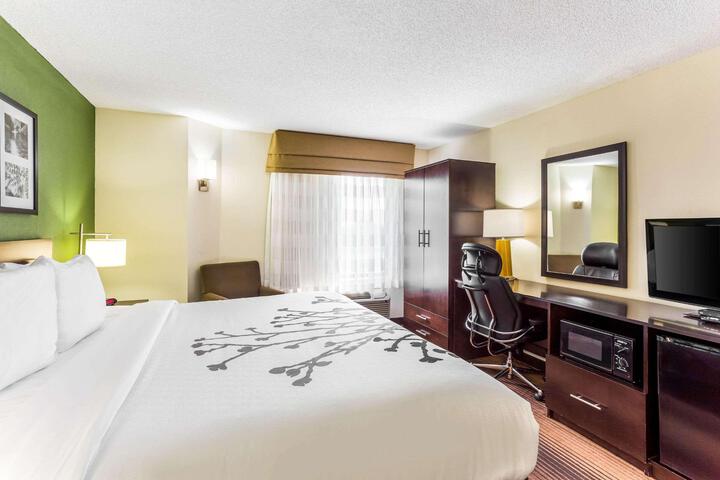 Queen Bed Accessible (2 of 6)
