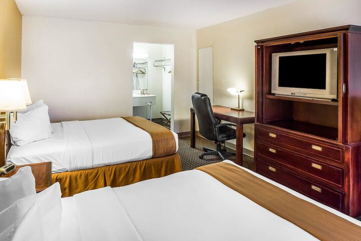 2 Double Beds (3 of 6)