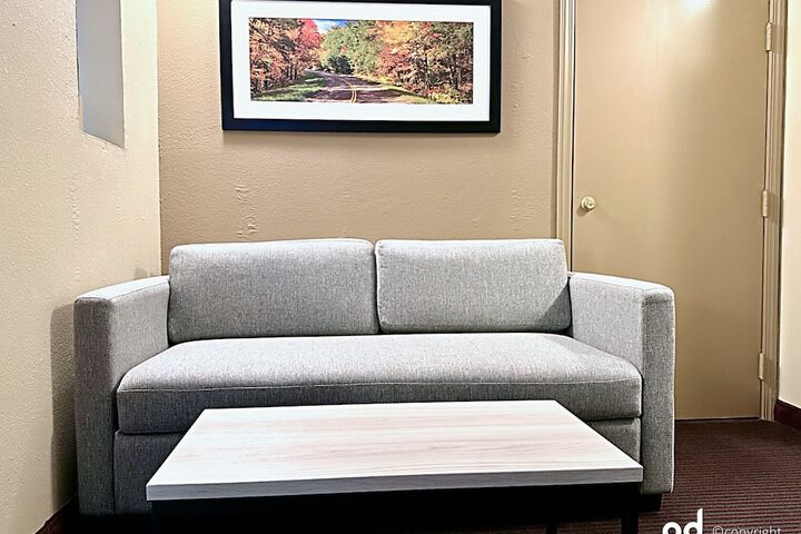 1 Queen Bed (4 of 17)