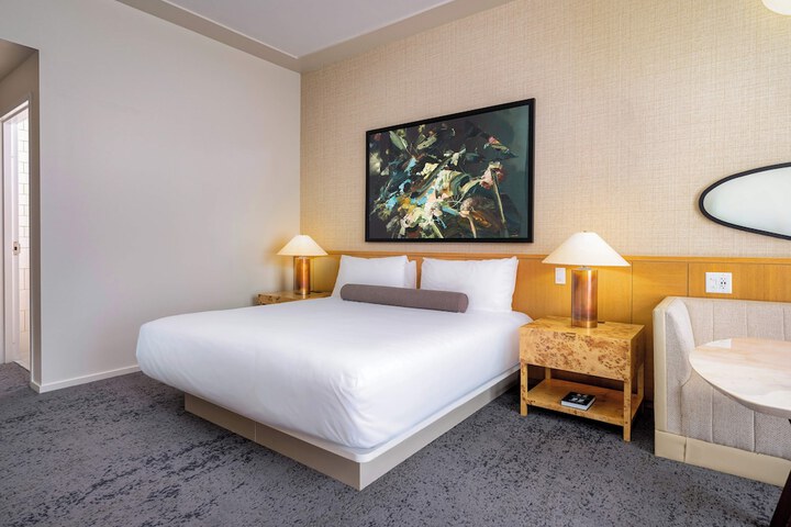 Room 6 of 83