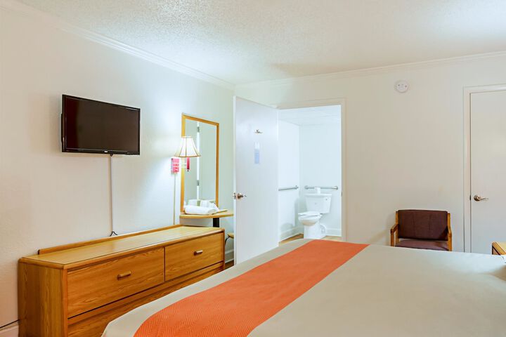 1 King Bed (9 of 14)
