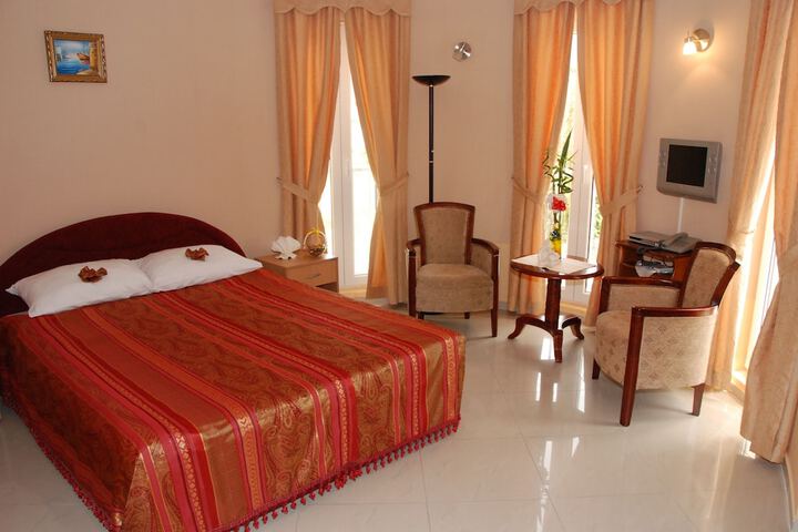 Room 4 of 28