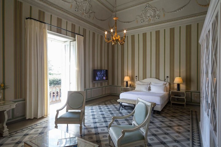 Room 6 of 94