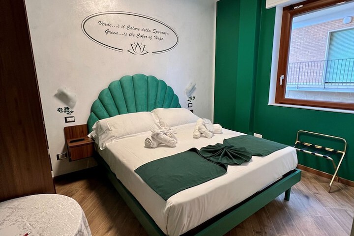 Room 4 of 16