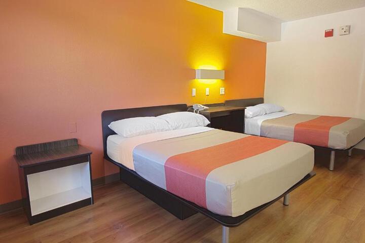 2 Queen Beds (2 of 8)
