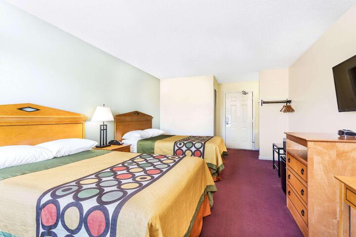 2 Double Beds (5 of 10)