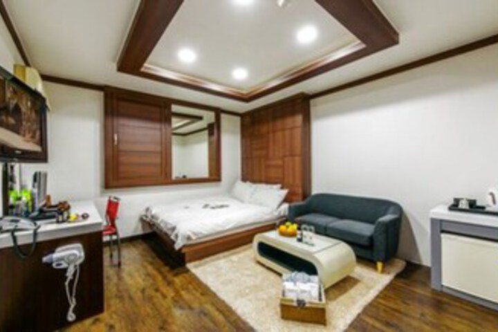Room 18 of 37