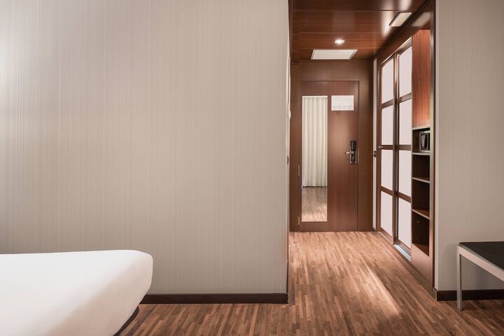 Room 6 of 51