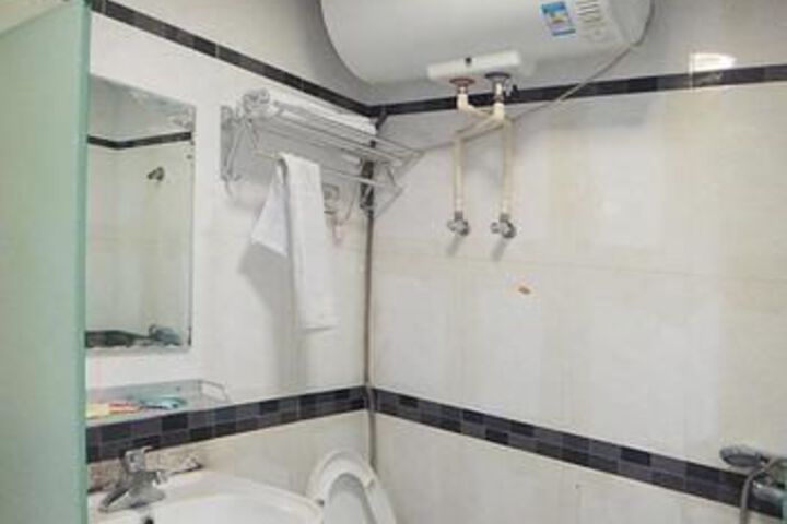 Room 8 of 12