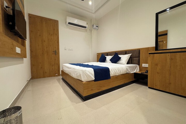 Room 13 of 35
