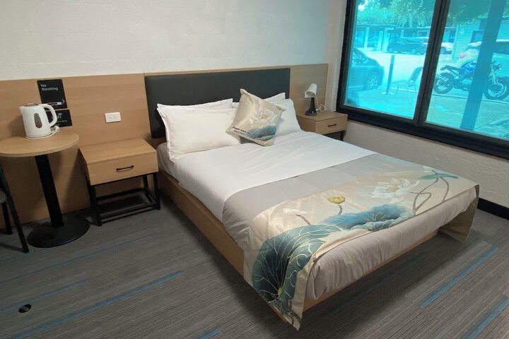 Room 13 of 28