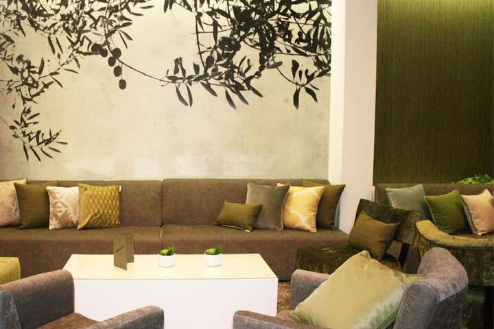 Lounge 36 of 49