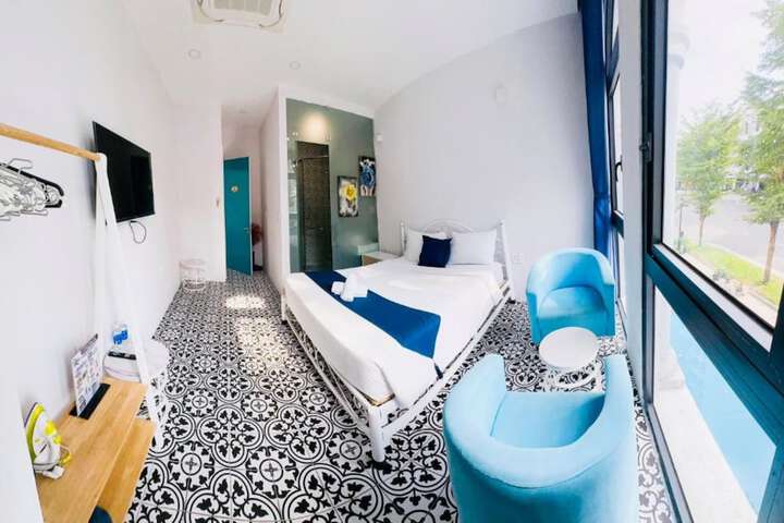 Room 11 of 24