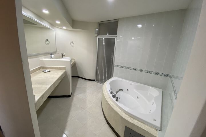 Room 32 of 47
