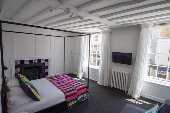Room 4 of 16