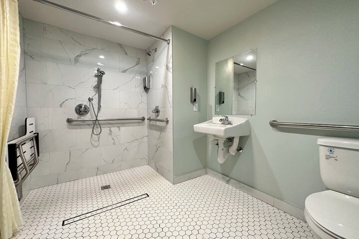 Double or Twin with Double Bed (8 of 13)