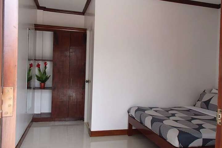 Room 4 of 32