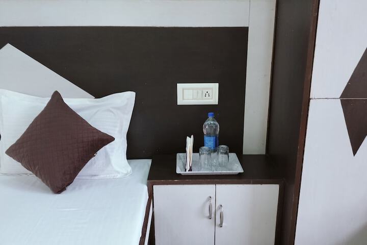 Room 13 of 33