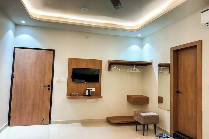 Room 9 of 32